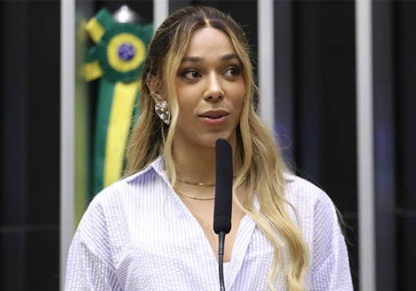 Erika Hilton participa de mobilização em Salvador nesta quarta-feira
