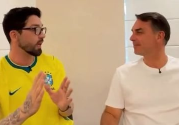 Ao lado de Rico, Flávio Bolsonaro promete manter direitos da população LGBT se for eleito presidente