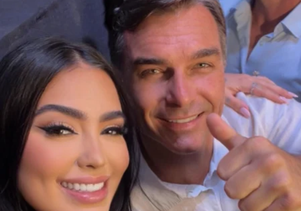 MC Mirella participa de evento com influenciadores em apoio a Flávio Bolsonaro