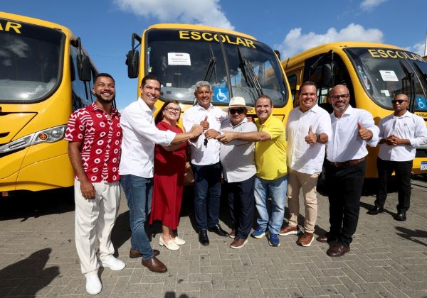 Jerônimo entrega 101 ônibus escolares para municípios baianos 