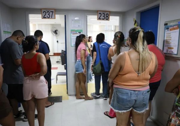 Quaest: 39% dos brasileiros se identificam com a direita e 25%, com a esquerda