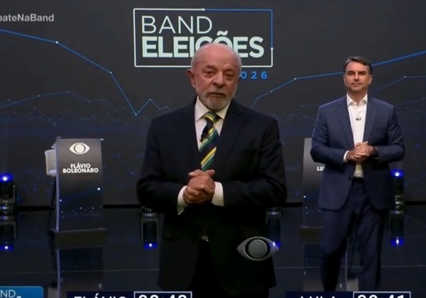 Lula prioriza púlpito no debate da Globo para evitar que Flávio apareça na imagem fazendo gestos