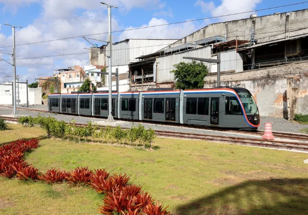 Com mais de 300 mil passageiros transportados, VLT de Salvador e RMS completa 100 dias de operação assistida