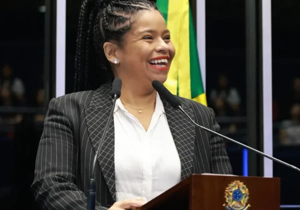 Secretária do MJ acusa TSE de censura por barrar impulsionamento contra Flávio Bolsonaro
