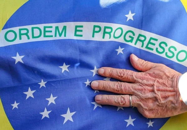 Lula rebate provocação de Flávio sobre os ‘nove dedos’ e critica trajetória profissional do senador