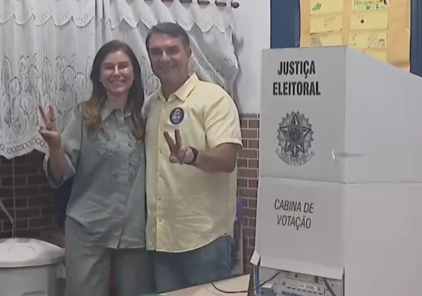 Flávio Bolsonaro cita endividamento das famílias e ouve gritos de 'Ana Clara' ao votar no RJ