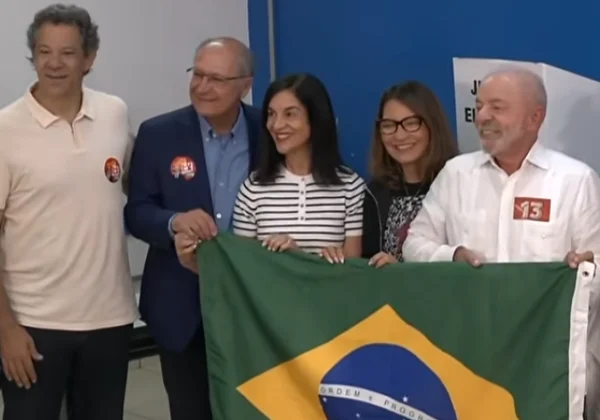 Lula vota, agradece mobilização e diz nunca ter ter visto ‘nada igual’ em 50 anos de vida política