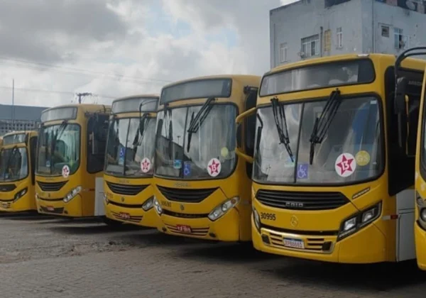 Vereador culpa sindicato por atraso na saída de ônibus com adesivaço do PT
