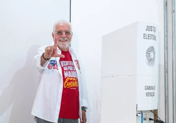 Wagner vota com frase de Ivete Sangalo na camisa e denuncia falta de ônibus em Salvador no 2º turno