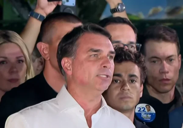 Flávio Bolsonaro não reconhece resultado e diz que irá pedir anulação da eleição