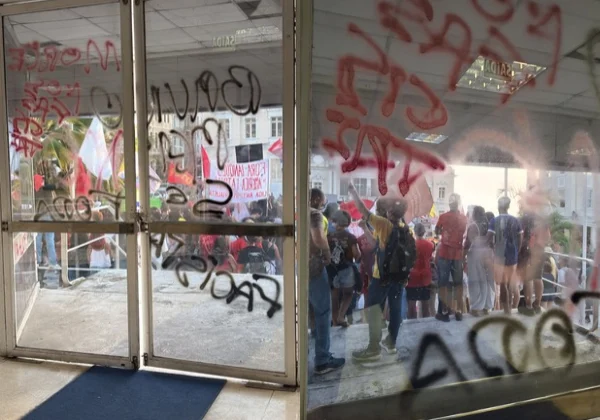 Protesto de estudantes termina em vandalismo e tentativa de invasão à prefeitura de Salvador