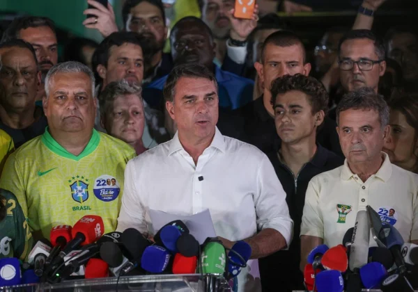 PF monitora fronteiras para verificar suspeita de fuga de Flávio Bolsonaro; aliado nega