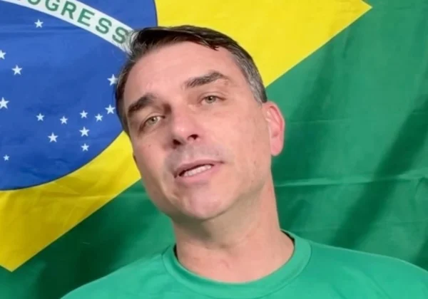 Flávio Bolsonaro deixou o Brasil e está em voo para os EUA, diz site