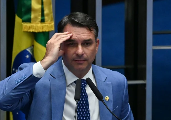 Piloto diz que nome de Flávio Bolsonaro estaria na lista de passageiros de avião na Argentina