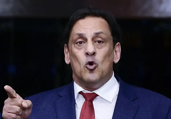Justiça condena advogado de Bolsonaro a pagar R$ 54 mil por dívida de condomínio