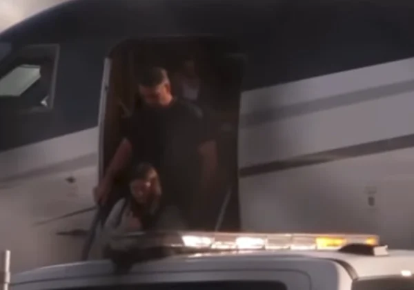 Flávio Bolsonaro desembarca em Miami após fuga do Brasil; veja vídeo
