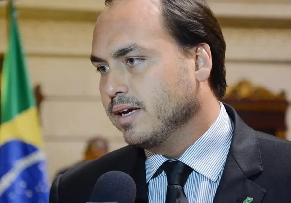 Carlos visita Bolsonaro e pede desculpas por ‘falhas’ cometidas pelos filhos