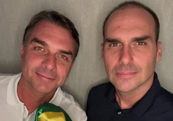 Eduardo publica foto com Flávio após fuga para os EUA: ‘Não desistiremos do Brasil’
