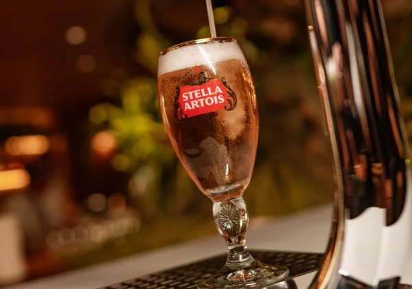 Ambev celebra alta de 19% do portfólio premium e brinda ao tênis com Stella Artois no Costa do Sauípe Open