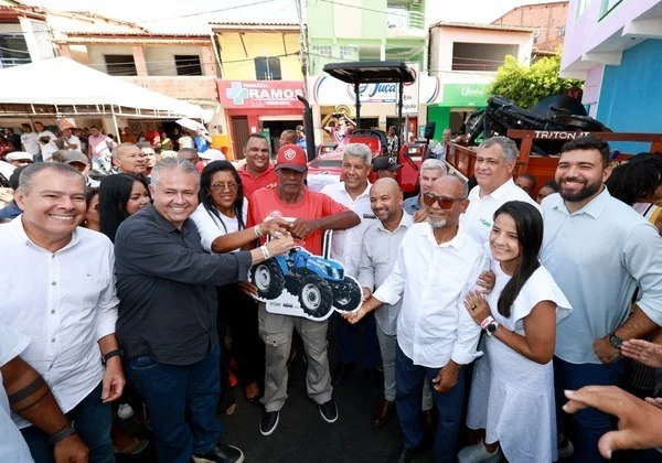 Governo entrega trator e bancadas e autoriza obra de encosta em Terra Nova